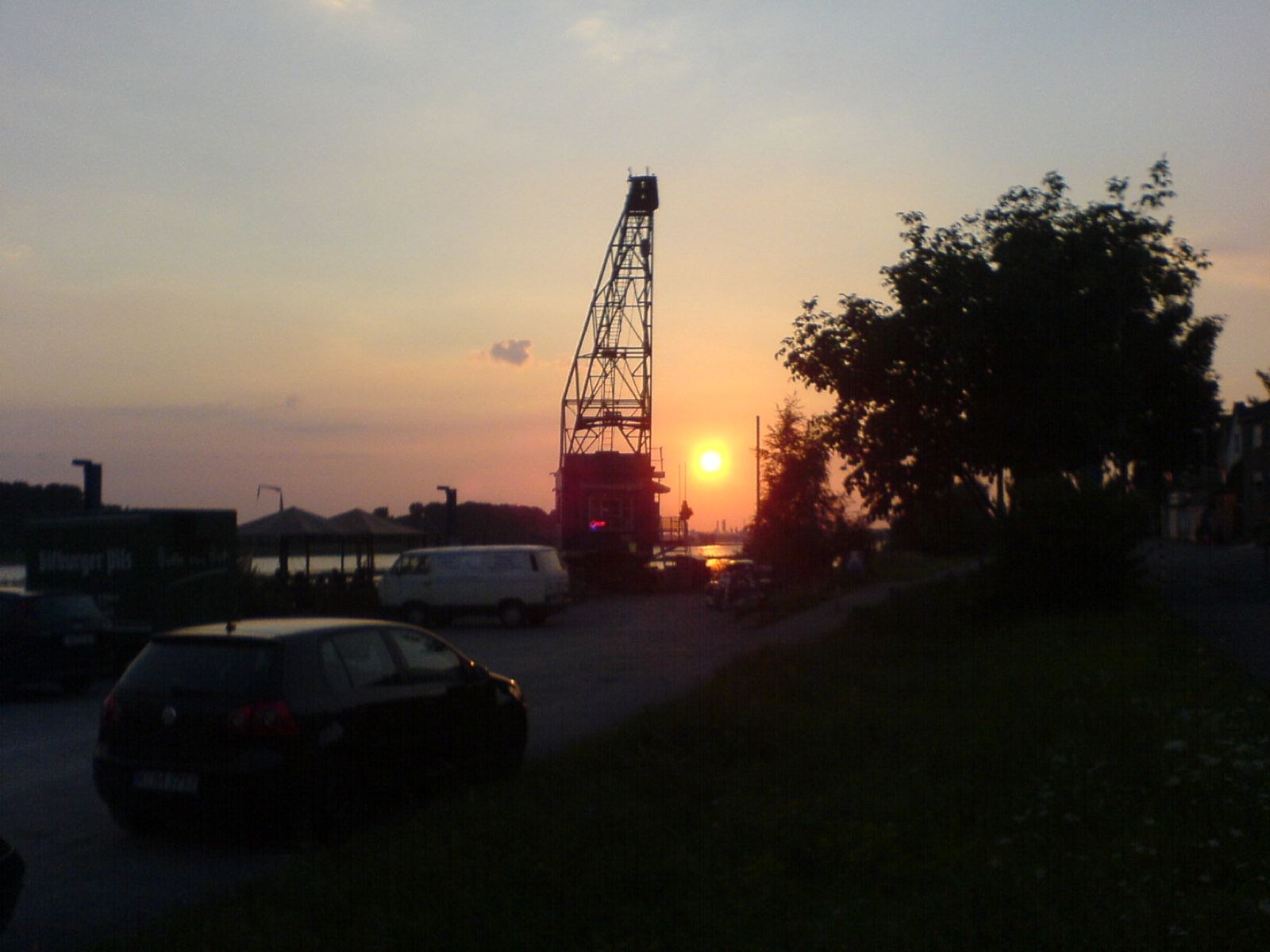 Alter Kran im Sonnenuntergang am Hitdorfer Hafen